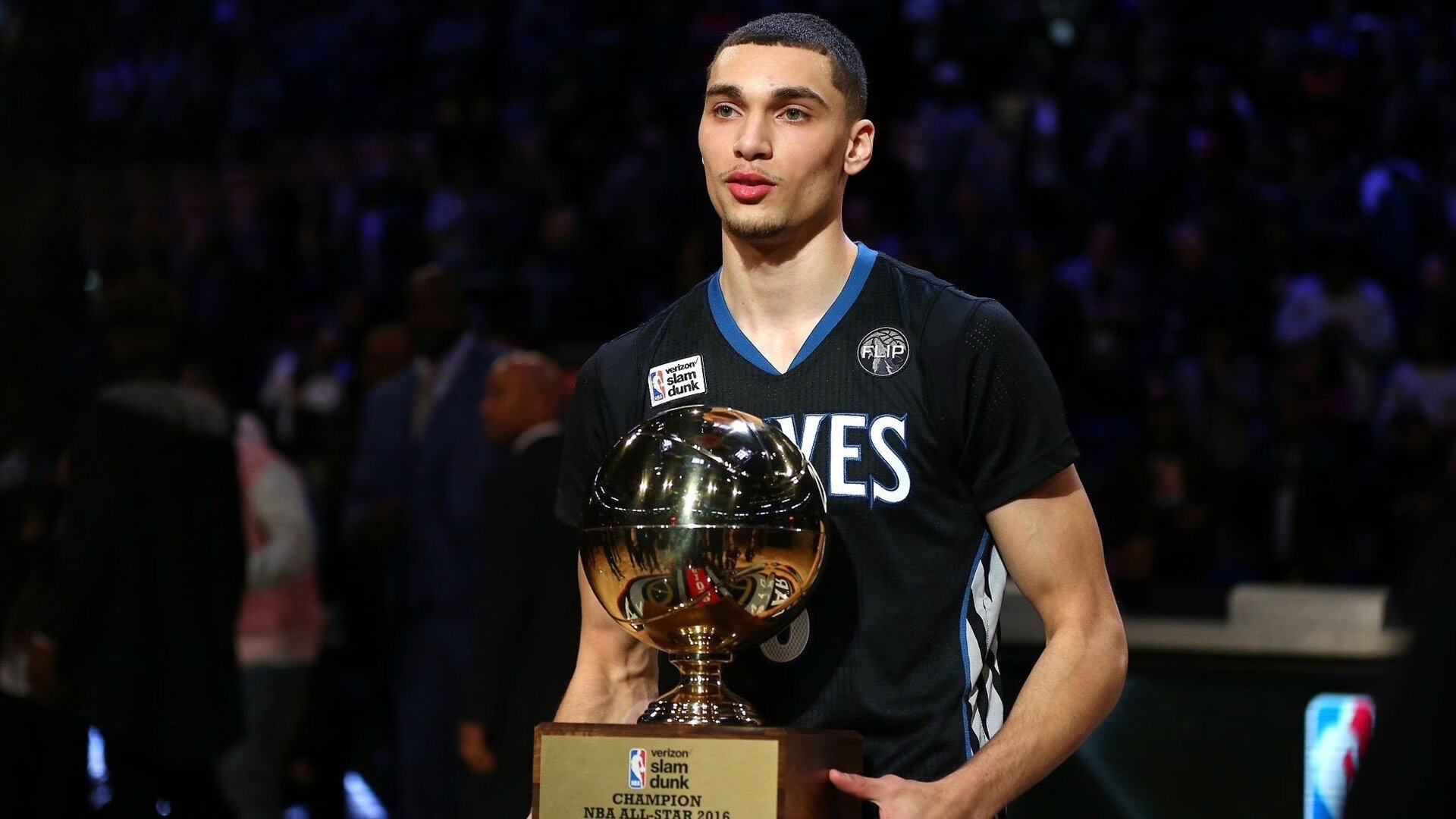 -_天幕下的夜色赛：夜晚灯火辉映中的网球盛典_，内心恐惧缺乏安全感